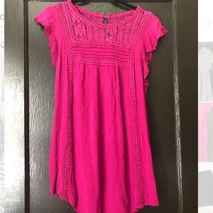 Long pink short sleeve shirt.